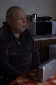 É por um rádio a pilhas que Joaquim acompanha o rasto da tempestade: "Ninguém tem noção do que se passa aqui"